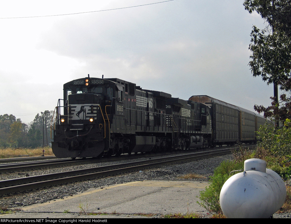 NS 8585 leads a northbound train at Pomona tower